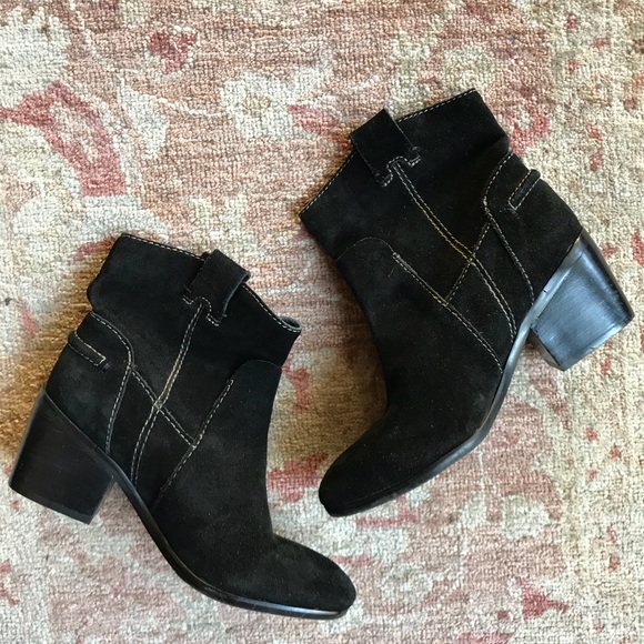 Vince Camuto Shoes - VINCE CAMUTO cowboy ANKLE BOOT BOOTIE SUEDE.  SZ 6
